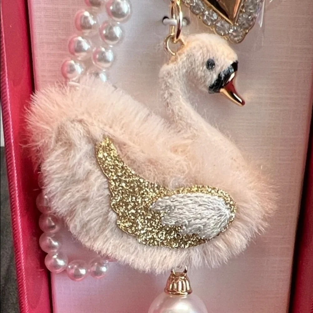 👉✨️Piper K Beautiful Gold and White Swan Key Chain & Bag Charm
